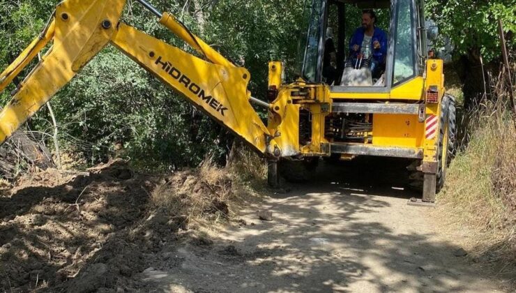 Alacakaya’da yol genişletme çalışmaları devam ediyor