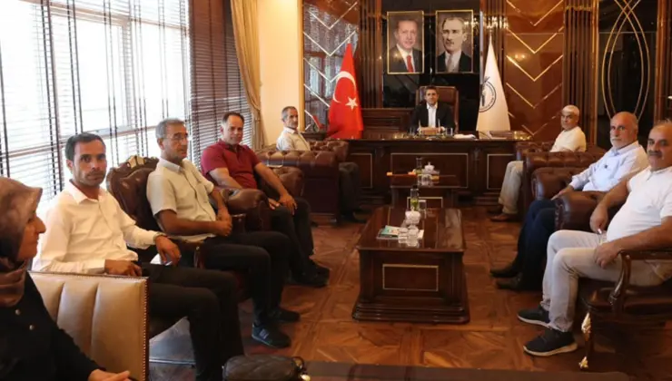 Bingöl Belediye Başkanı Erdal Arıkan, belediye hizmet binasında mahalle muhtarlarıyla bir araya geldi.